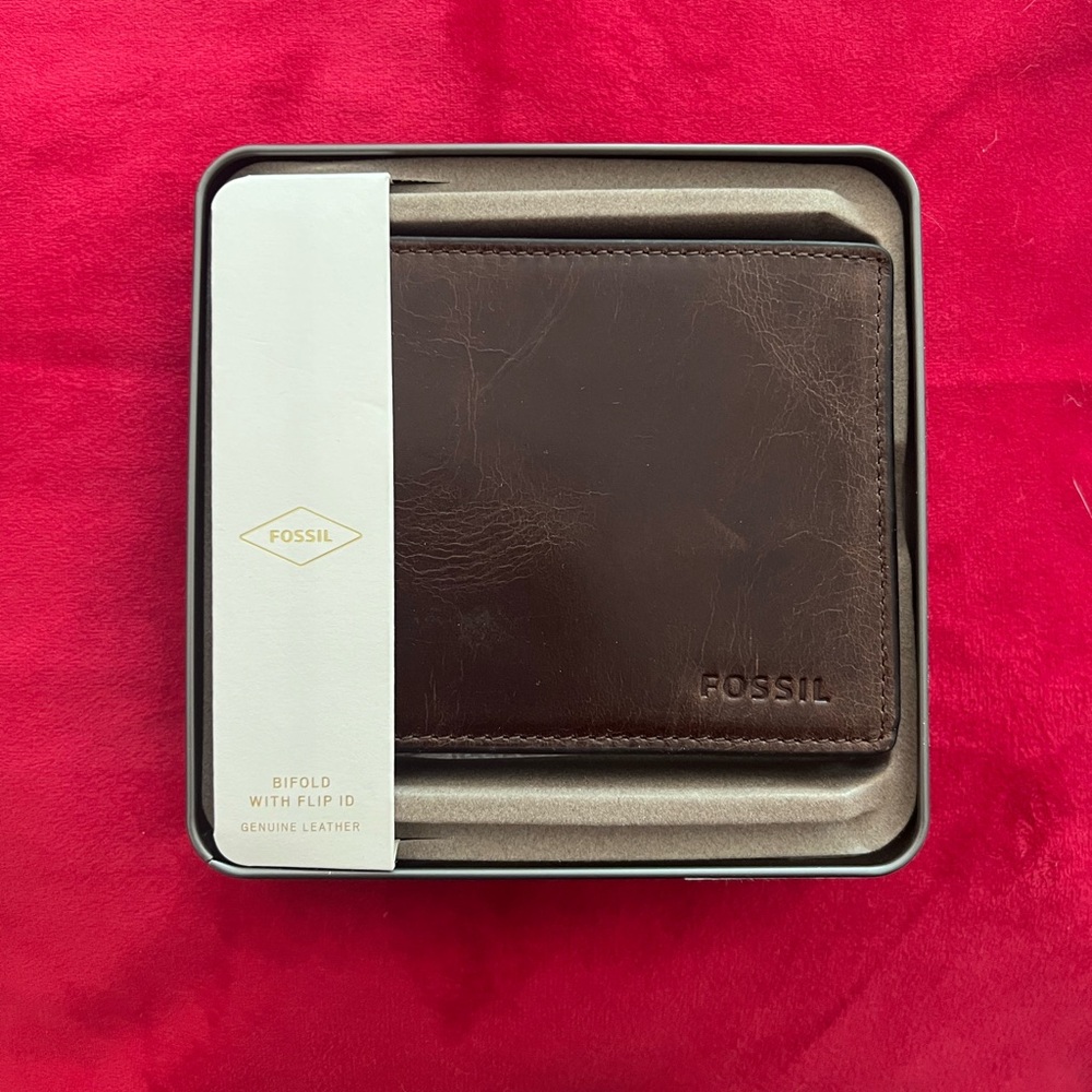 Fossil bifold with flip ID brown men’s wallet, new with tags.